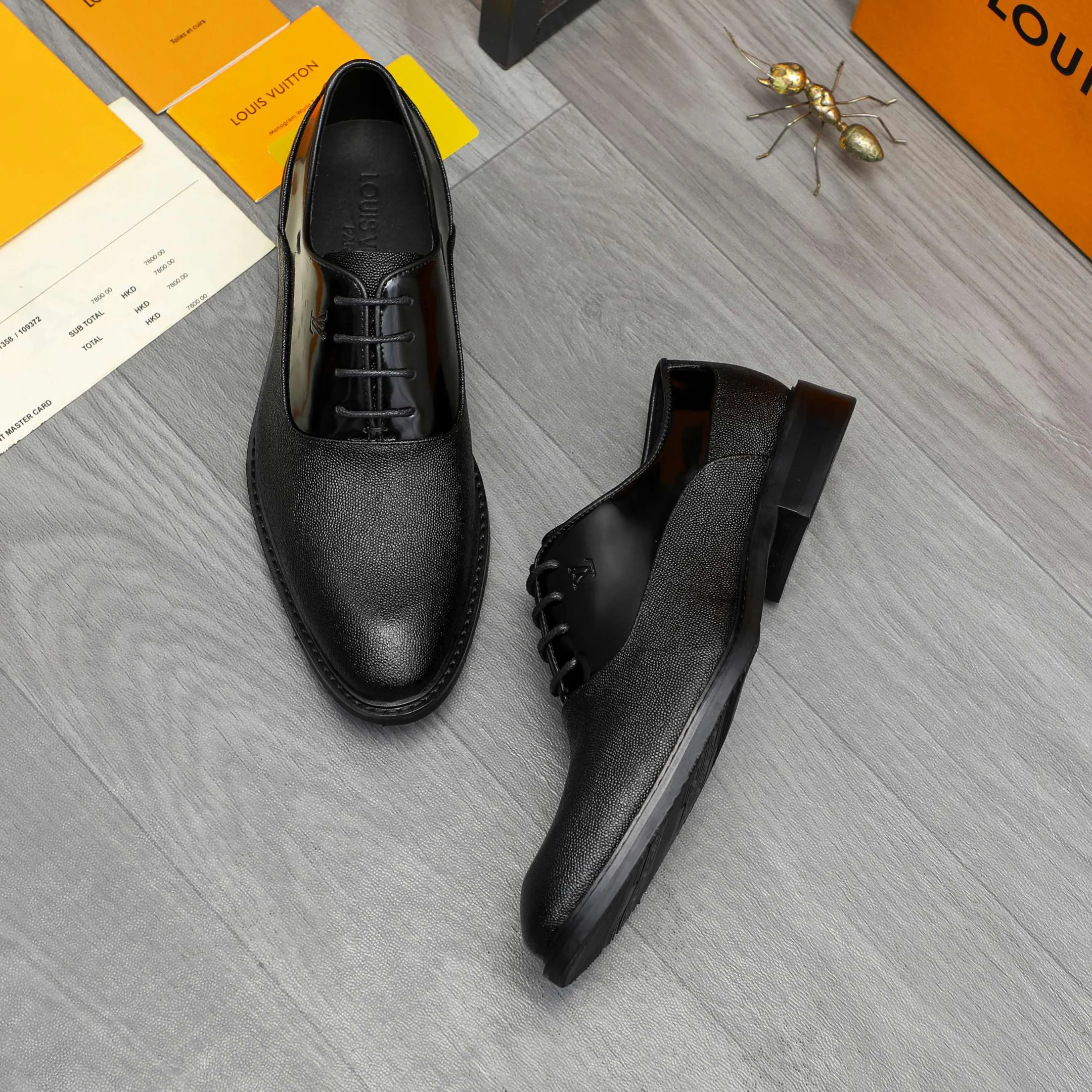 Men's men's shoes 💰p460 Product trademark: LV (Louis Vuitton) business lace-up formal leather shoes. Regular size: 39-44 (38.45 custom-made, non-returnable) Product materials: Selected grained cowhide stitching pearlized cowhide upper, cowhide lining, original rubber outsole